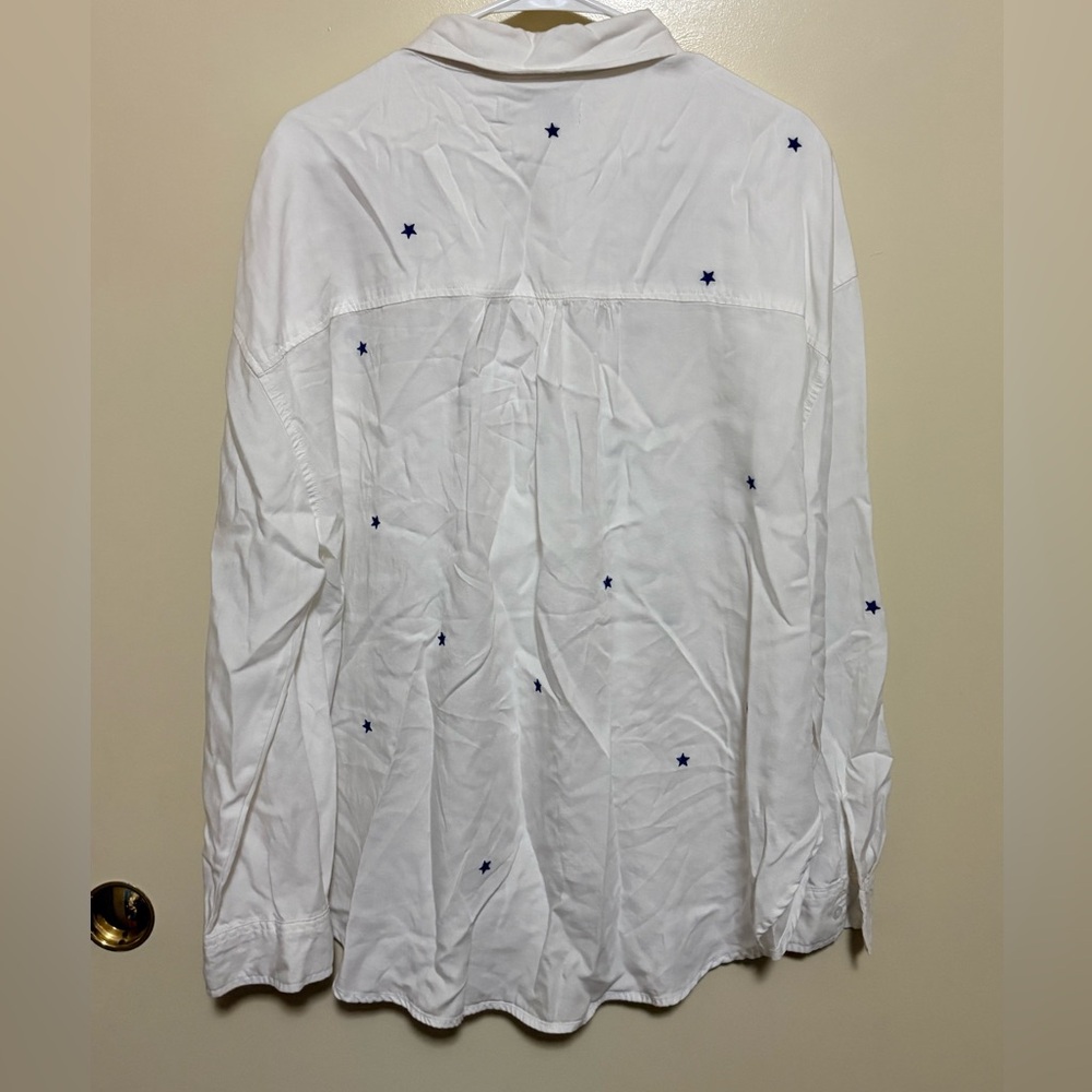Billy T Elegant White Button-Down Shirt with Navy Star Accents - Picture 2 of 7